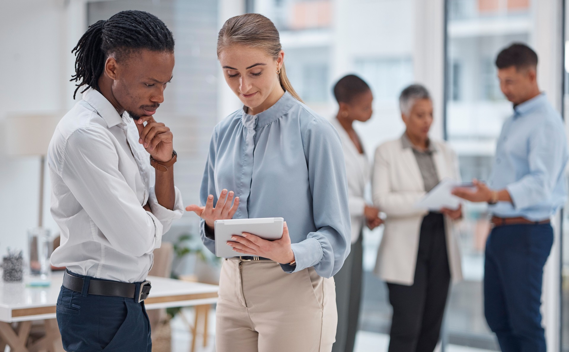 Pessoas de negócios, tablet e colaboração, pensando ou planejamento de ideias de marketing, design e escolha de sites. Funcionários profissionais no escritório em tecnologia digital, solução de agência ou brainstorming